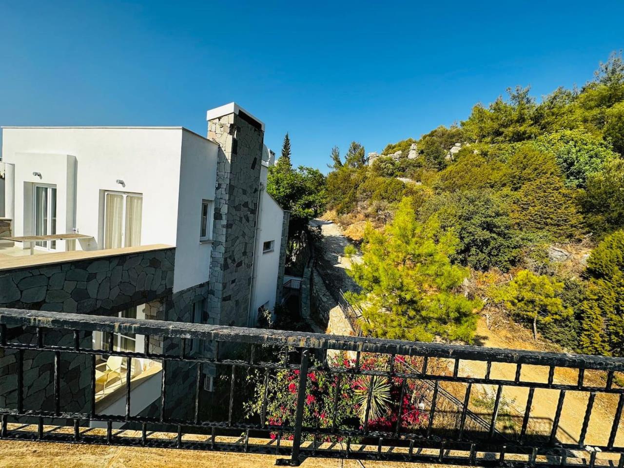 Deniz manzarali tas villa
