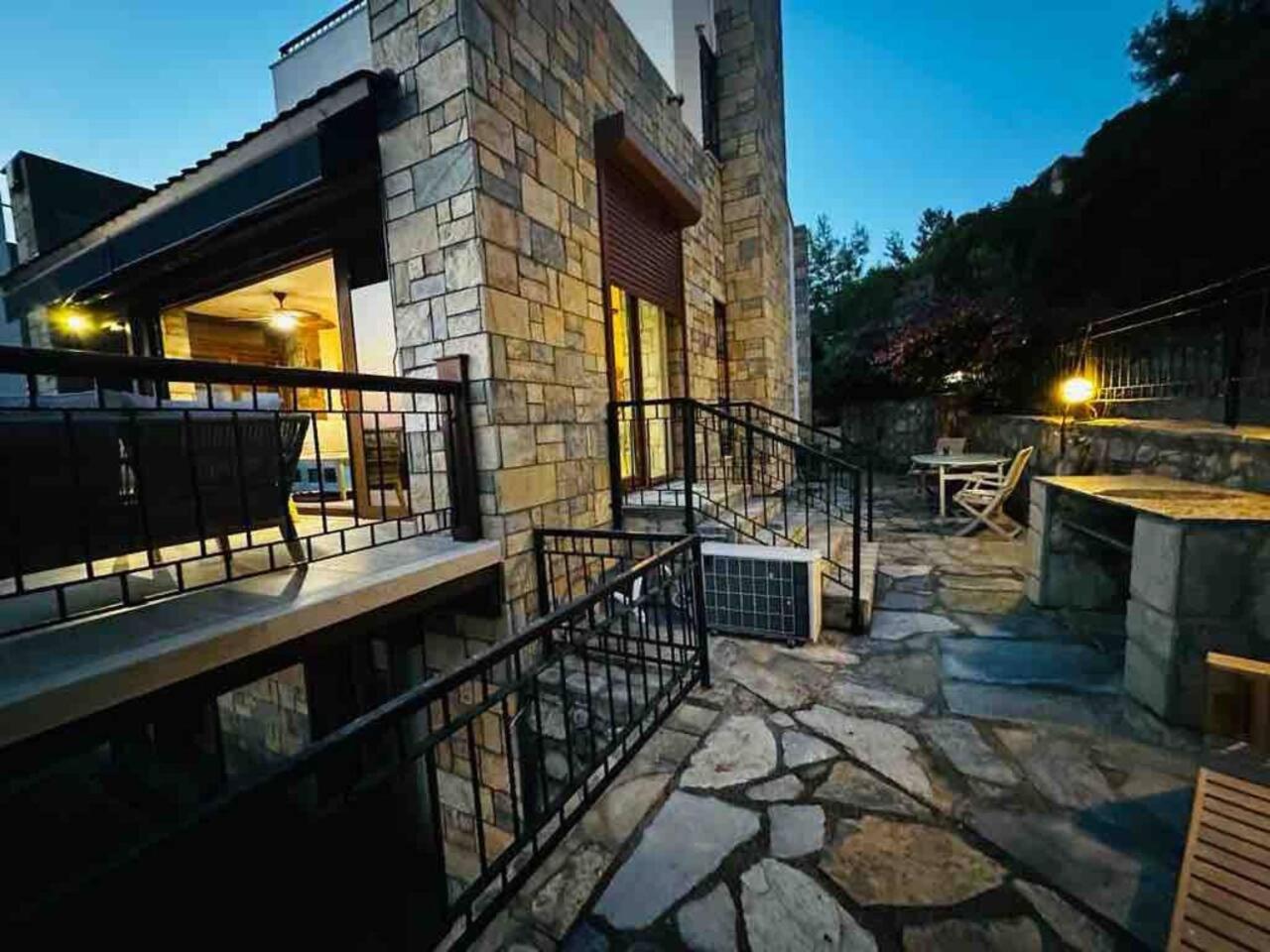 Deniz manzarali tas villa