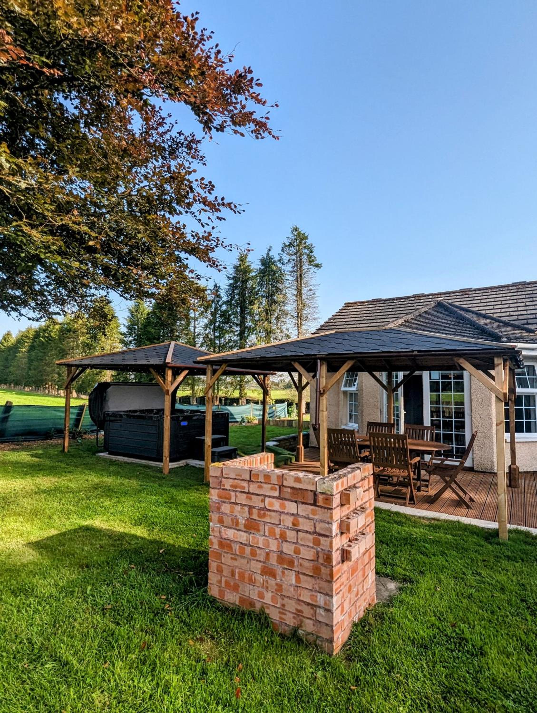FINN VILLAGE "Raspberry Cottage" Private Garden, 6-seater HOT TUB, Firepit & Pizza Stove view 3