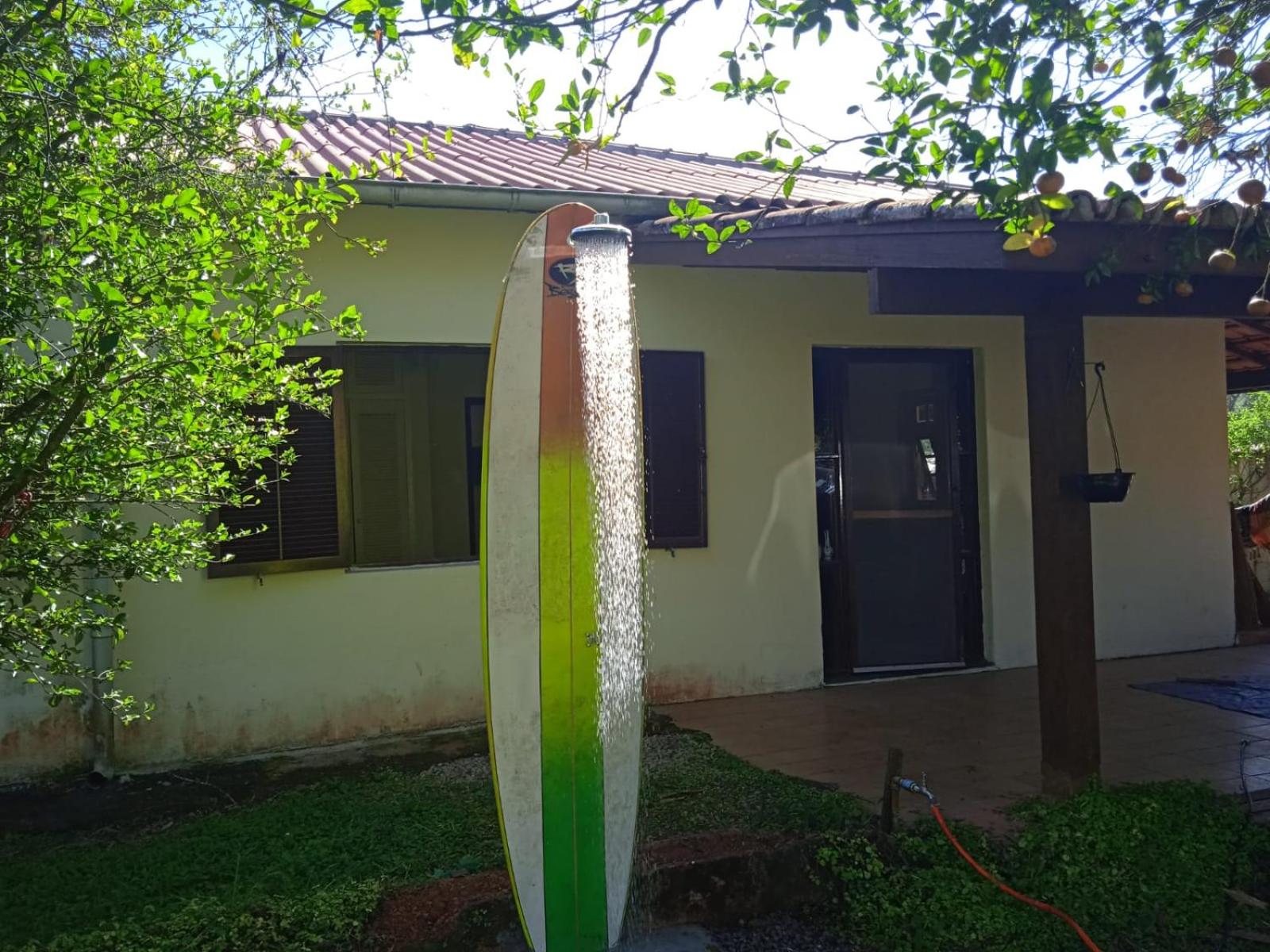 Casa na praia com pomar