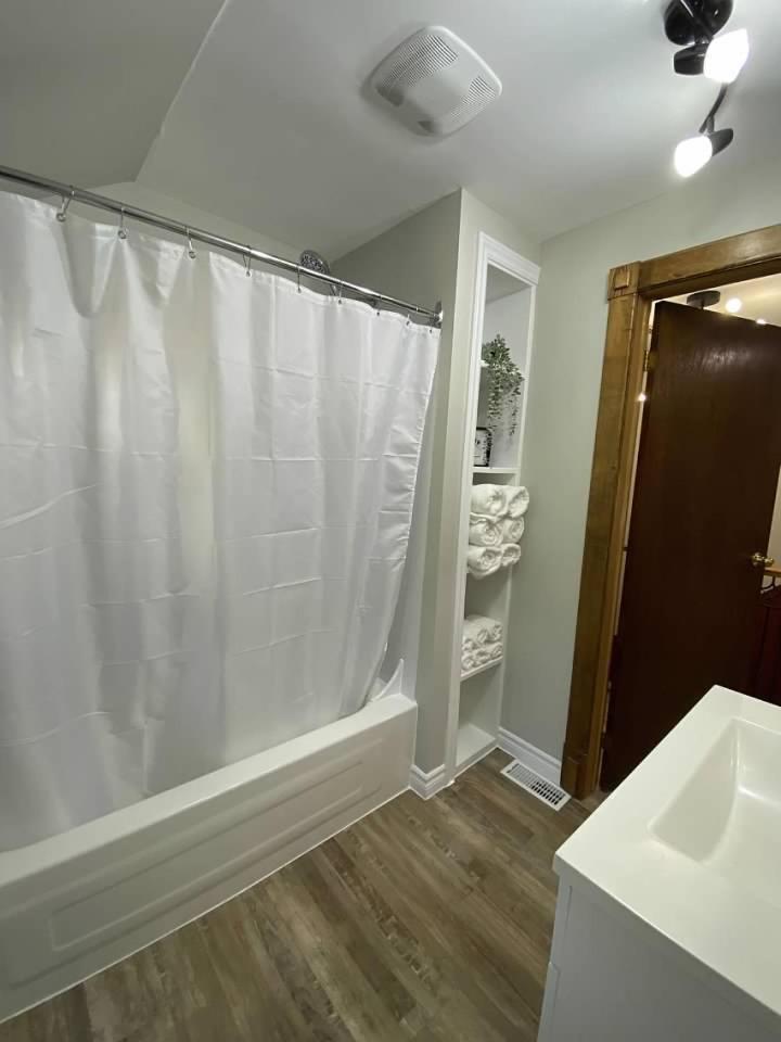 ENTIRE 2-BEDROOM TOWNHOUSE ON a RUSTIC FARM - C
