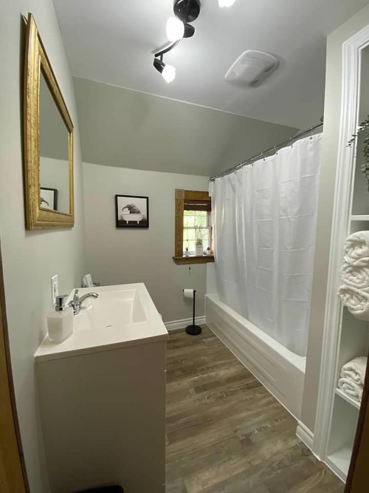 ENTIRE 2-BEDROOM TOWNHOUSE ON a RUSTIC FARM - C