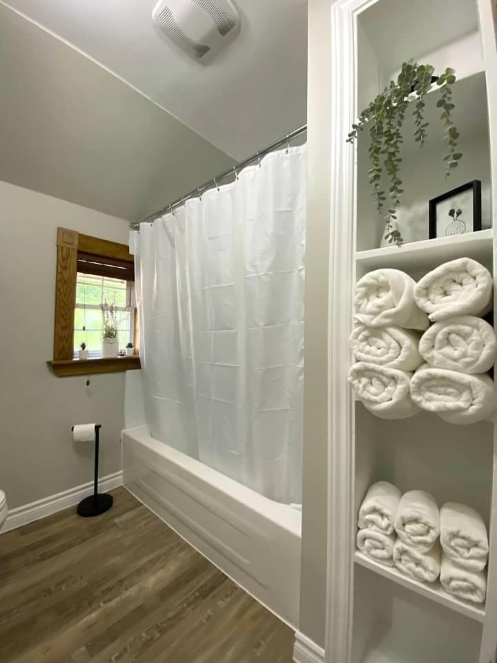 ENTIRE 2-BEDROOM TOWNHOUSE ON a RUSTIC FARM - C
