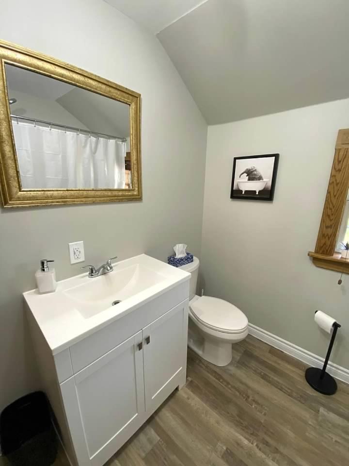 ENTIRE 2-BEDROOM TOWNHOUSE ON a RUSTIC FARM - C