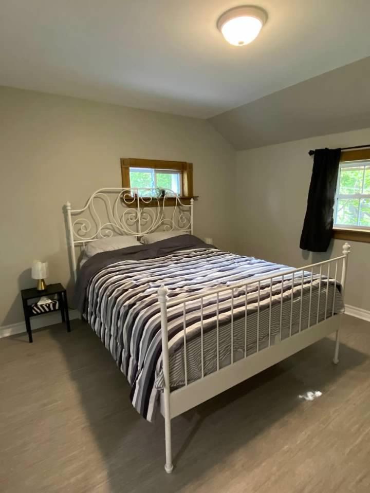 ENTIRE 2-BEDROOM TOWNHOUSE ON a RUSTIC FARM - C