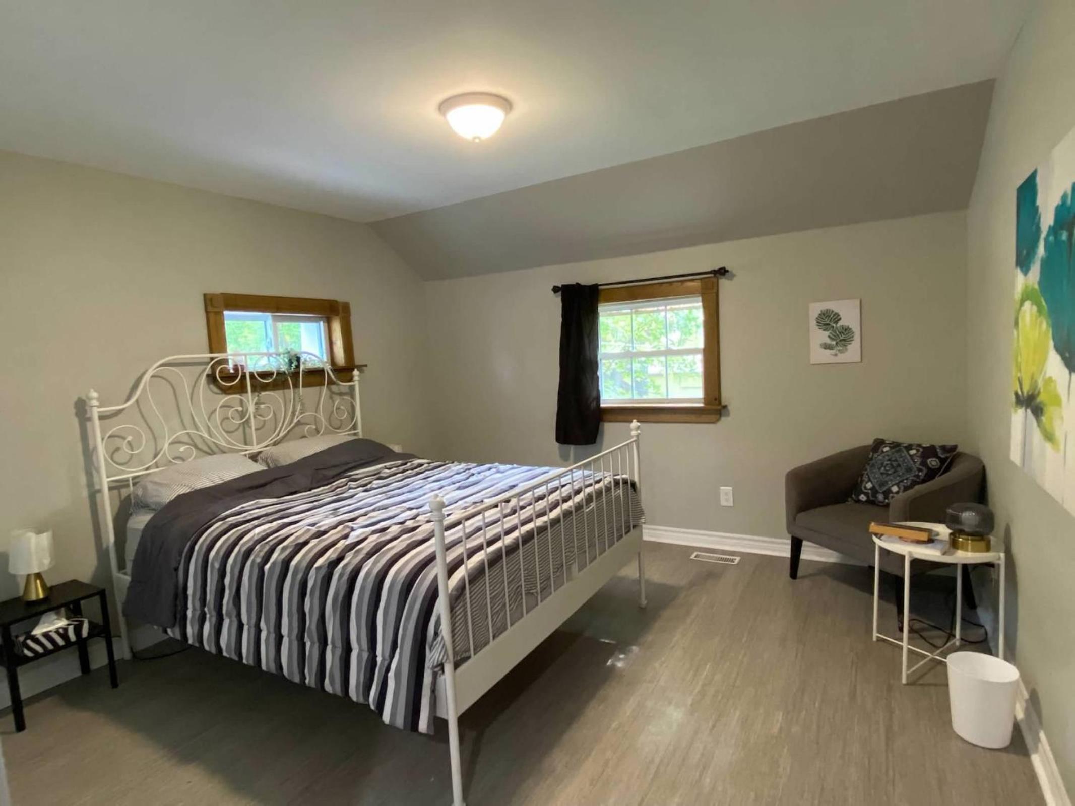 ENTIRE 2-BEDROOM TOWNHOUSE ON a RUSTIC FARM - C