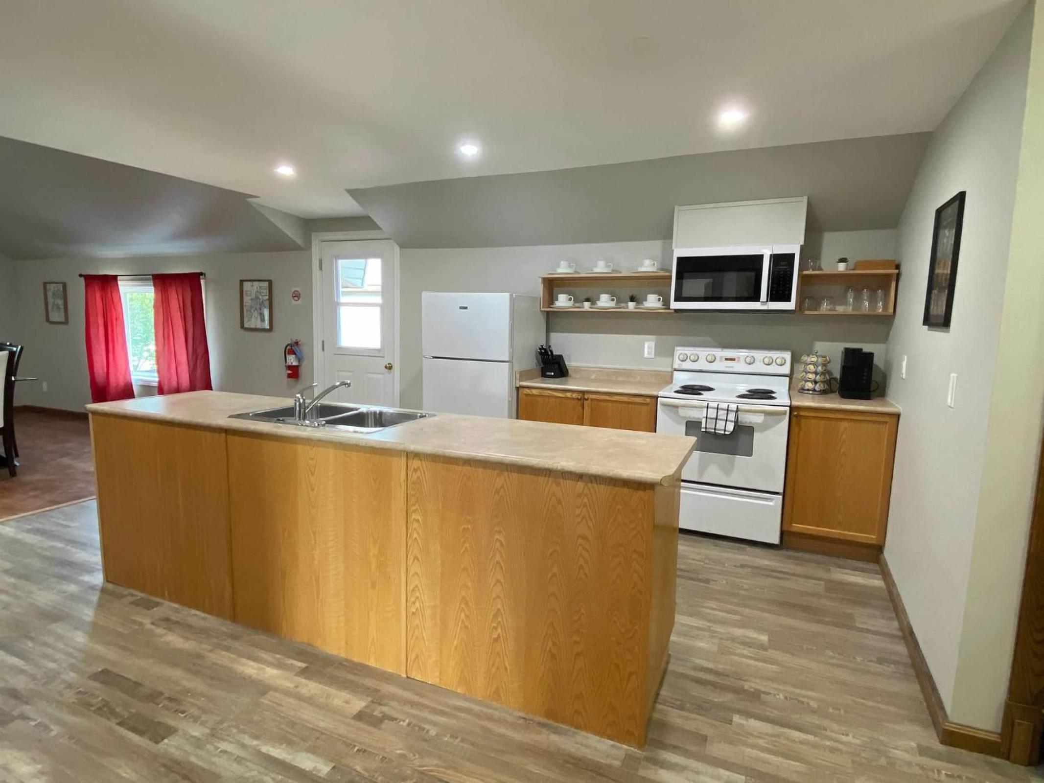 ENTIRE 2-BEDROOM TOWNHOUSE ON a RUSTIC FARM - C