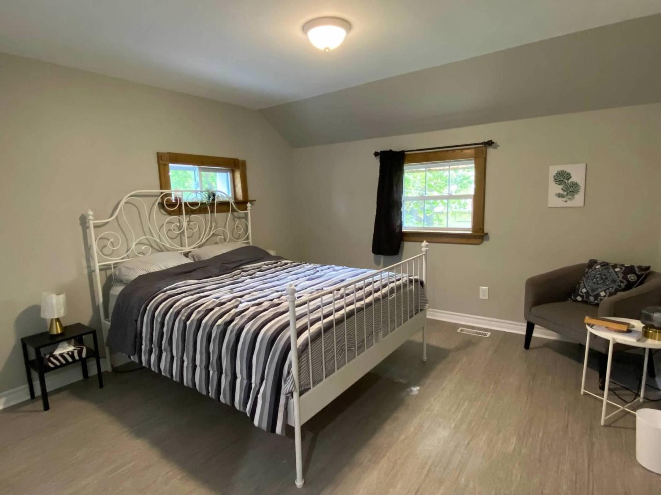ENTIRE 2-BEDROOM TOWNHOUSE ON a RUSTIC FARM - C