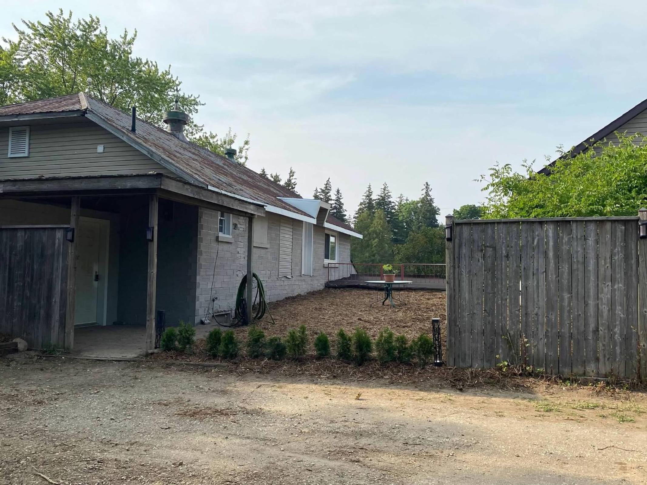 ENTIRE 2-BEDROOM TOWNHOUSE ON a RUSTIC FARM - C