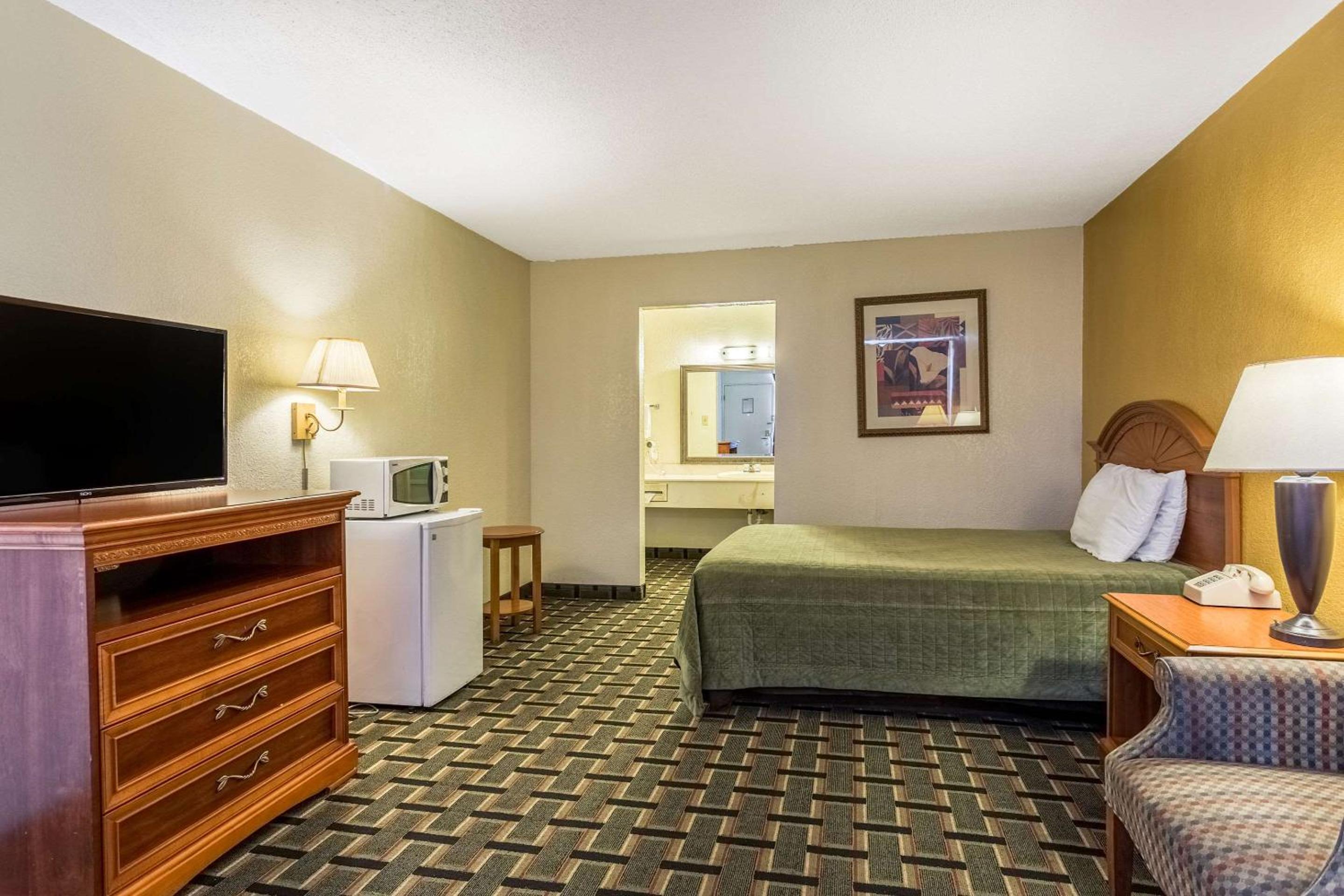 Rodeway Inn Denmark-Jackson - Property Image 4