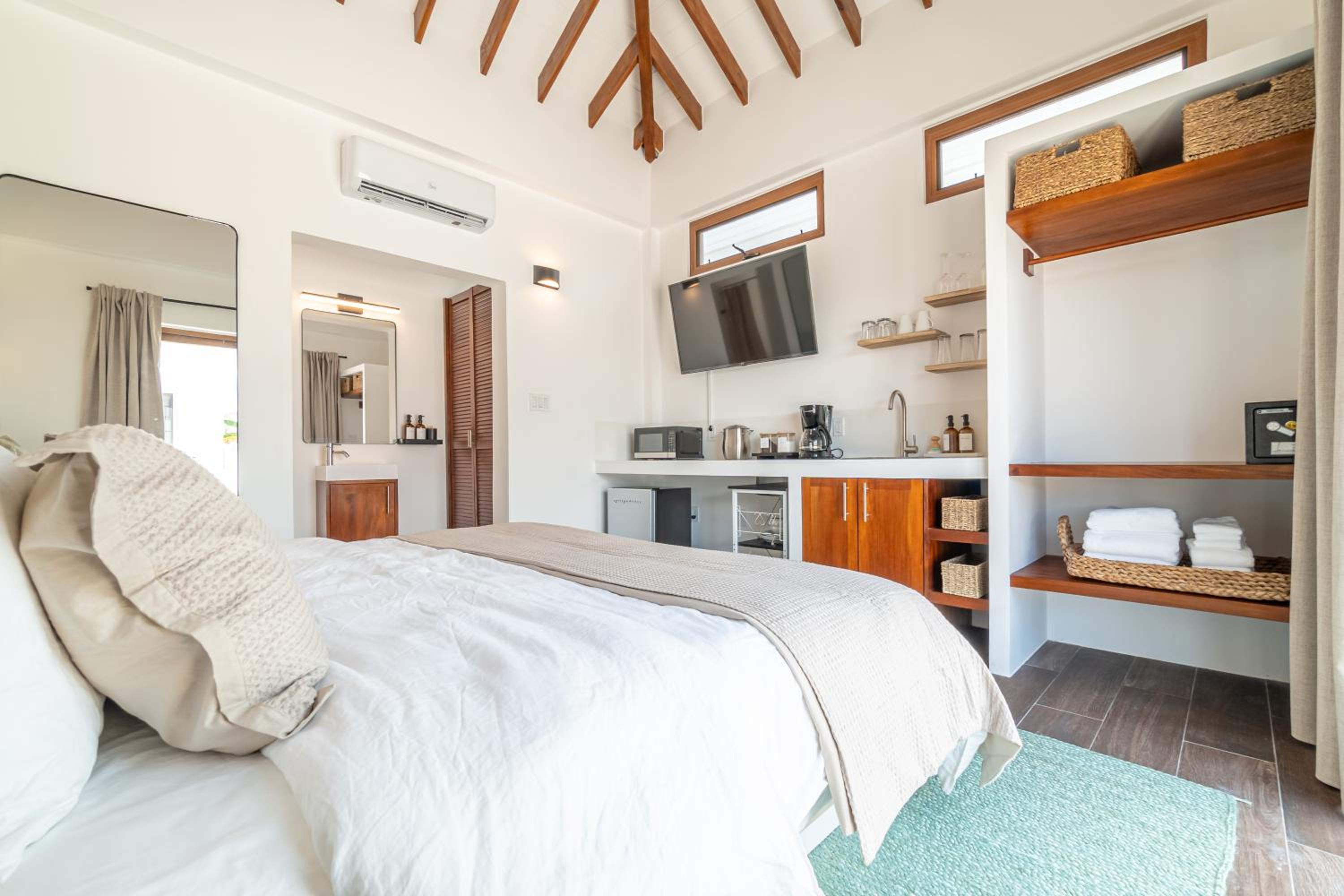 Conch Shell Cottage and The PoolClub at Mahogany Bay!