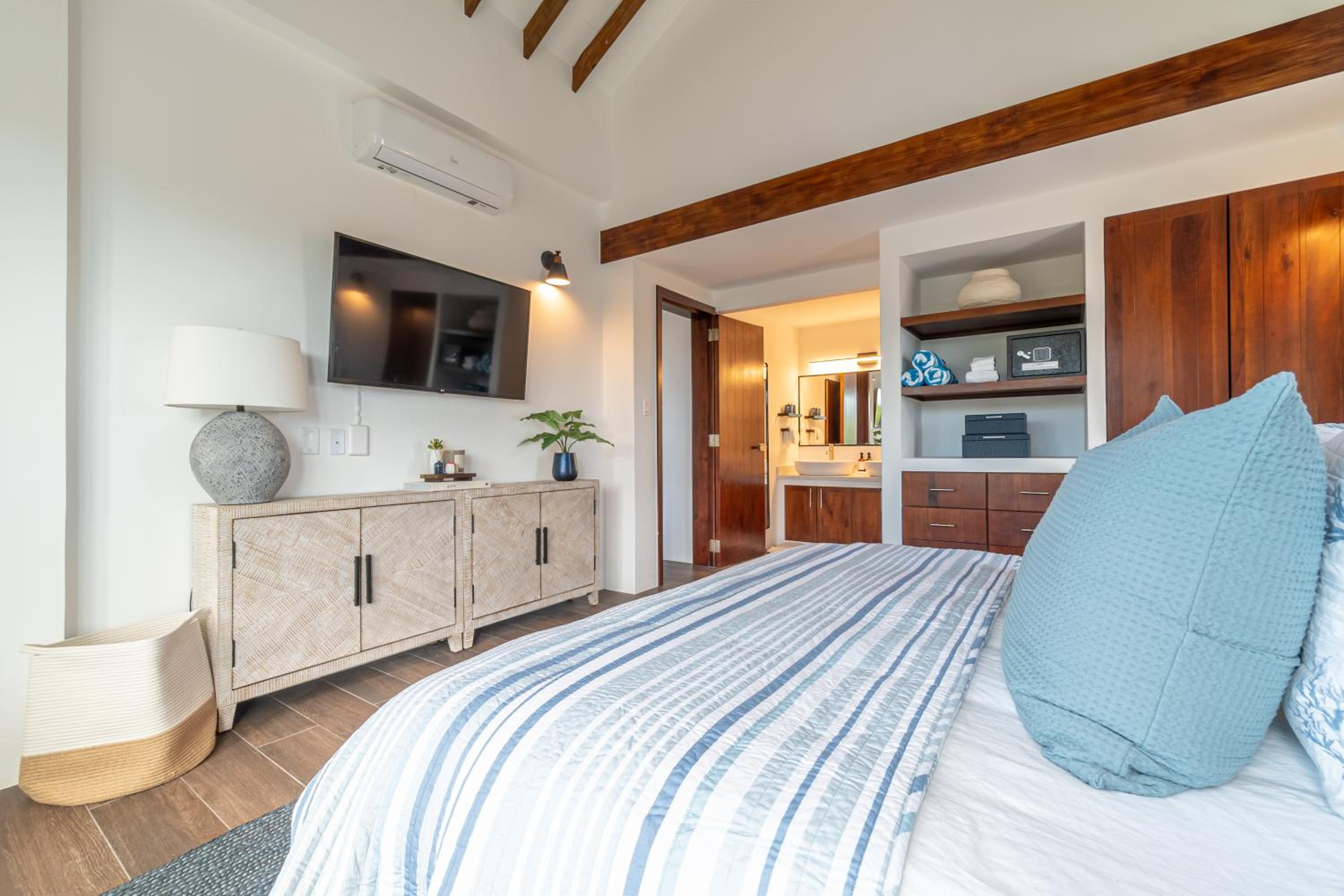 Conch Shell Cottage and The PoolClub at Mahogany Bay!
