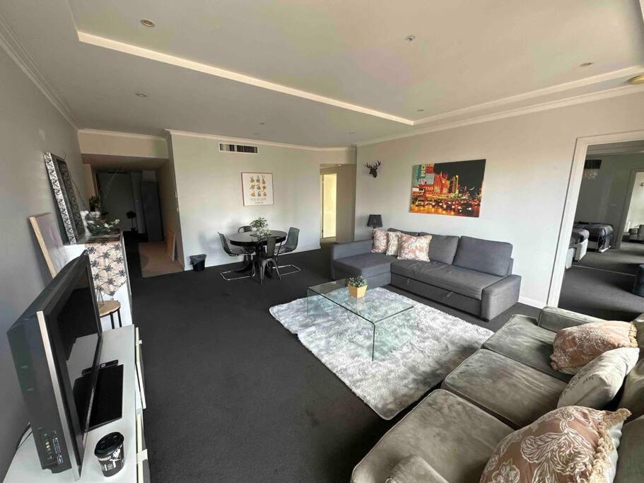 HeartCBD LUX Top Floor 2 Bedroom /Pool/Spa/GYM