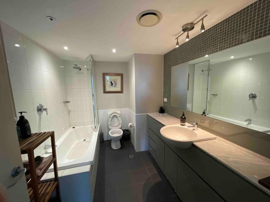 HeartCBD LUX Top Floor 2 Bedroom /Pool/Spa/GYM