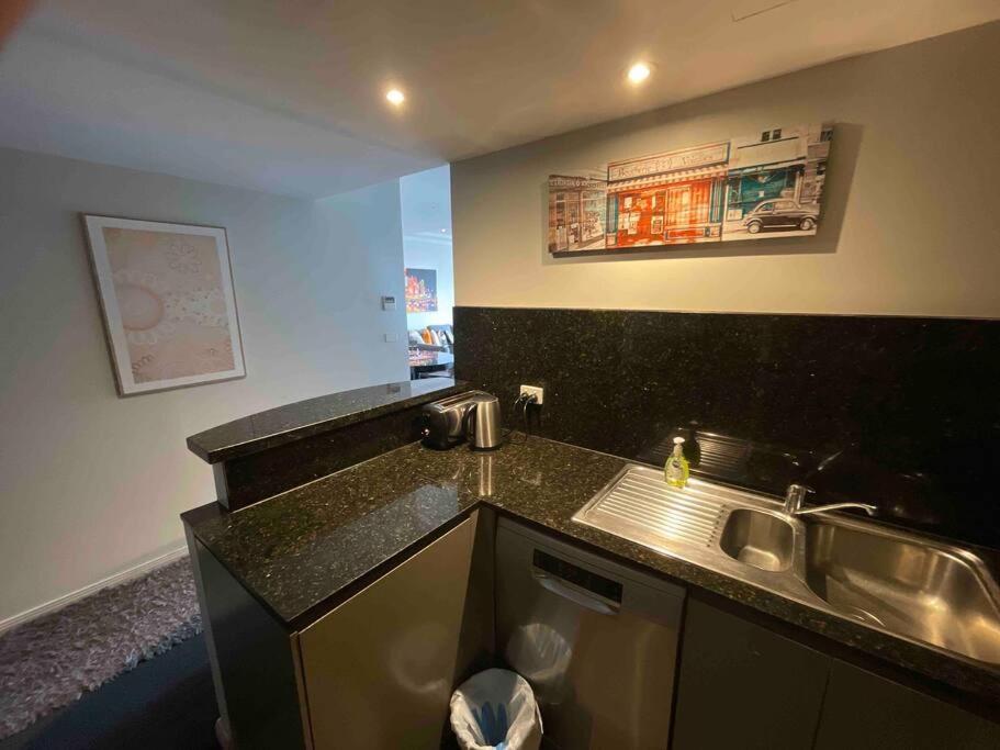 HeartCBD LUX Top Floor 2 Bedroom /Pool/Spa/GYM