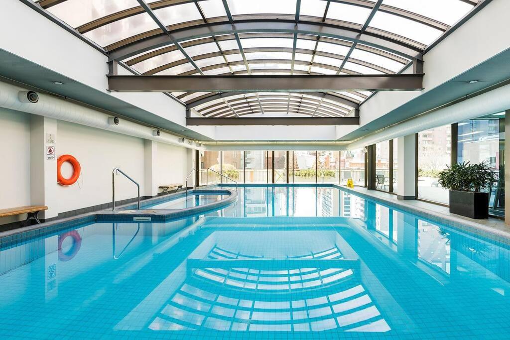 HeartCBD LUX Top Floor 2 Bedroom /Pool/Spa/GYM