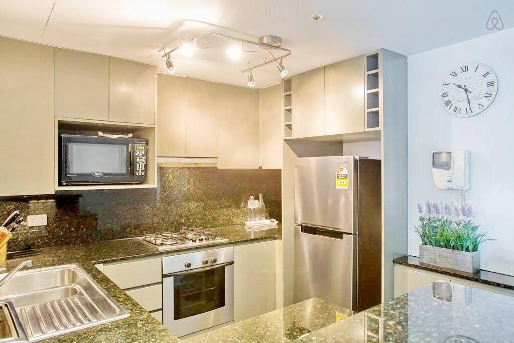 HeartCBD LUX Top Floor 2 Bedroom /Pool/Spa/GYM