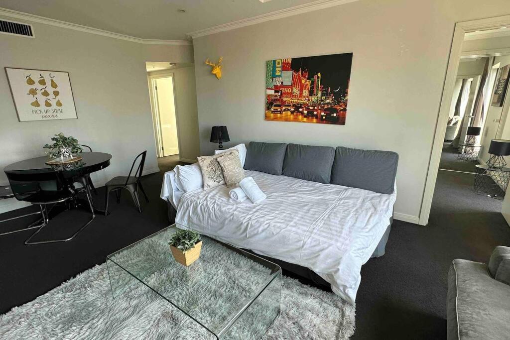 HeartCBD LUX Top Floor 2 Bedroom /Pool/Spa/GYM
