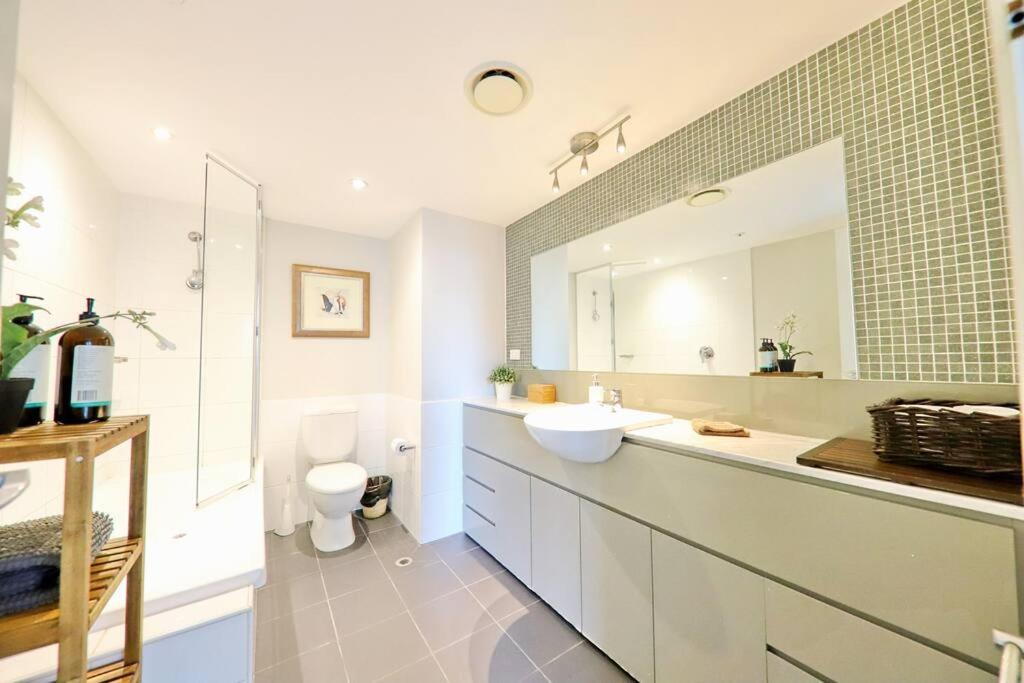 HeartCBD LUX Top Floor 2 Bedroom /Pool/Spa/GYM