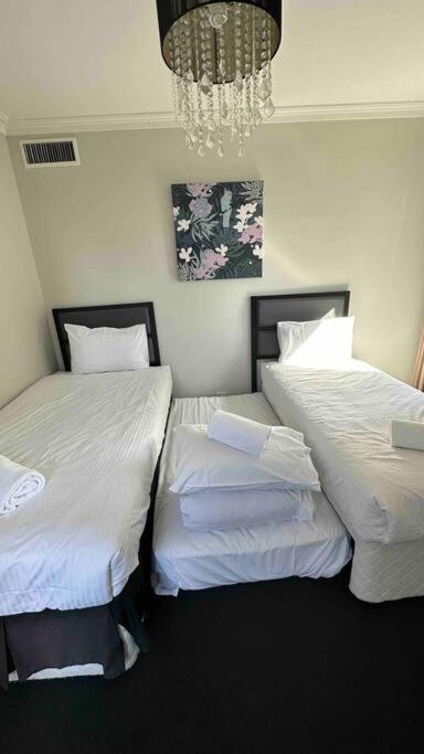 HeartCBD LUX Top Floor 2 Bedroom /Pool/Spa/GYM