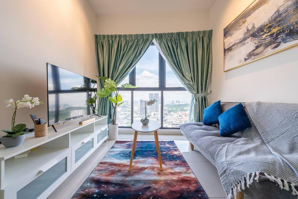 Continew 1BR High TRX Mall King Bed 100Mbps Wi-Fi