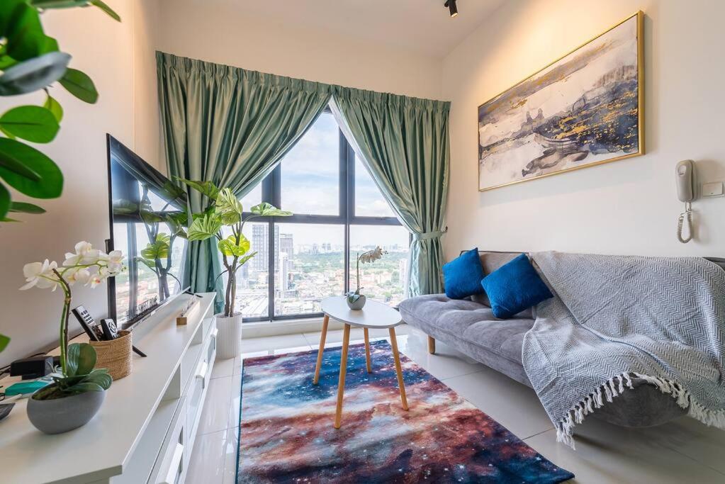 Continew 1BR High TRX Mall King Bed 100Mbps Wi-Fi