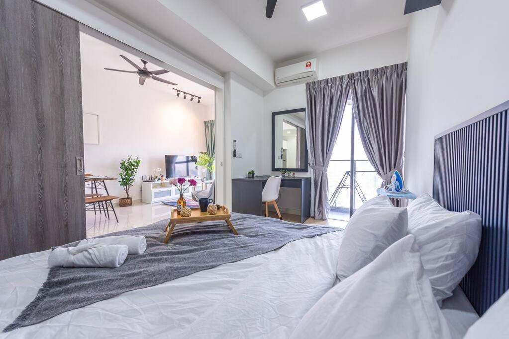 Continew 1BR High TRX Mall King Bed 100Mbps Wi-Fi