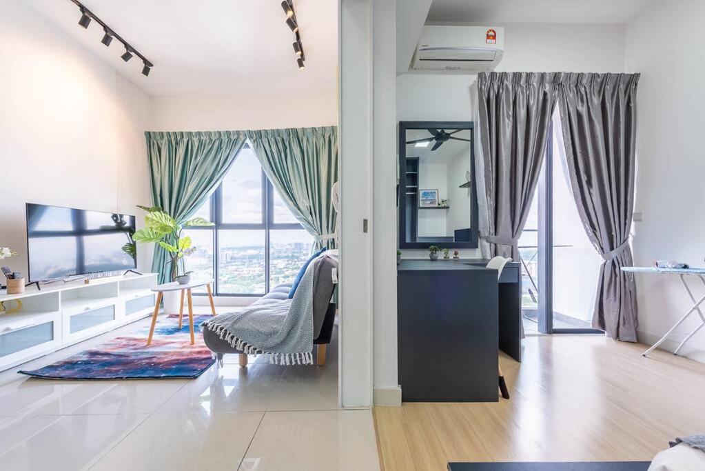 Continew 1BR High TRX Mall King Bed 100Mbps Wi-Fi