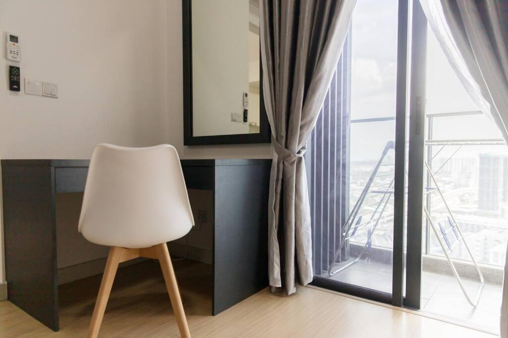 Continew 1BR High TRX Mall King Bed 100Mbps Wi-Fi