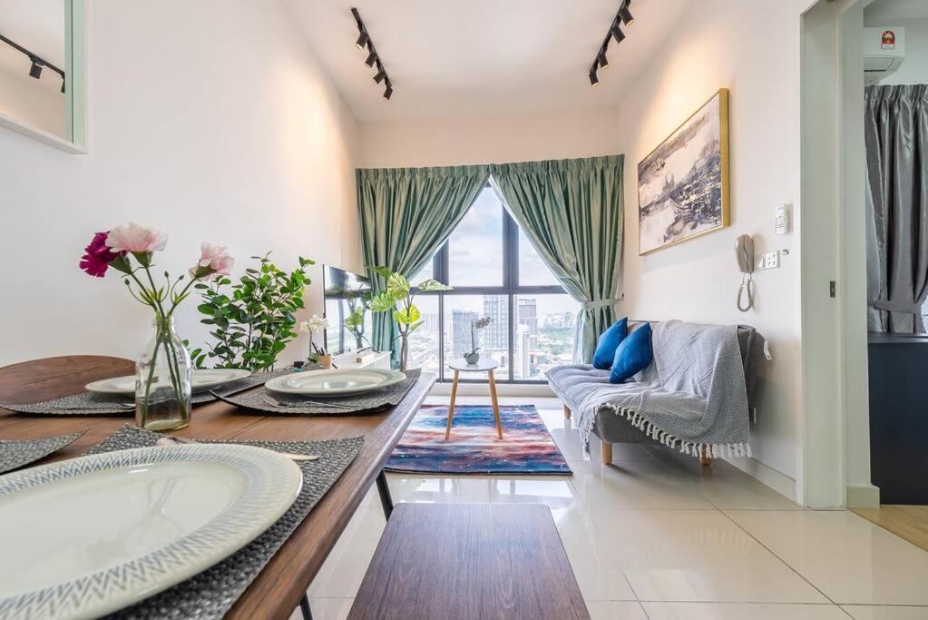 Continew 1BR High TRX Mall King Bed 100Mbps Wi-Fi