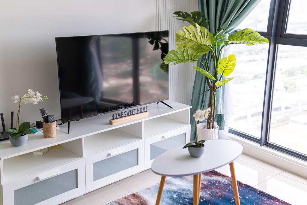 Continew 1BR High TRX Mall King Bed 100Mbps Wi-Fi