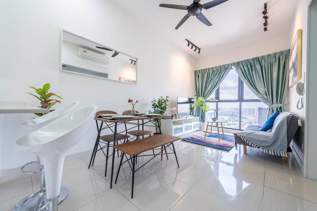 Continew 1BR High TRX Mall King Bed 100Mbps Wi-Fi