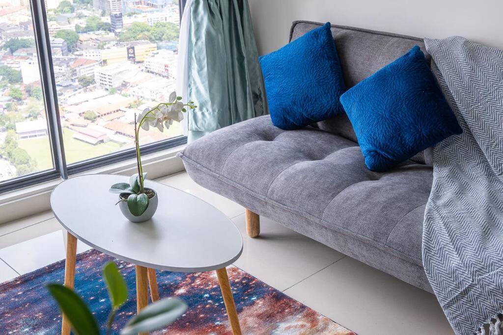 Continew 1BR High TRX Mall King Bed 100Mbps Wi-Fi
