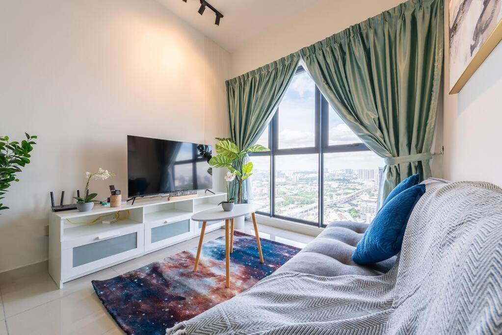 Continew 1BR High TRX Mall King Bed 100Mbps Wi-Fi