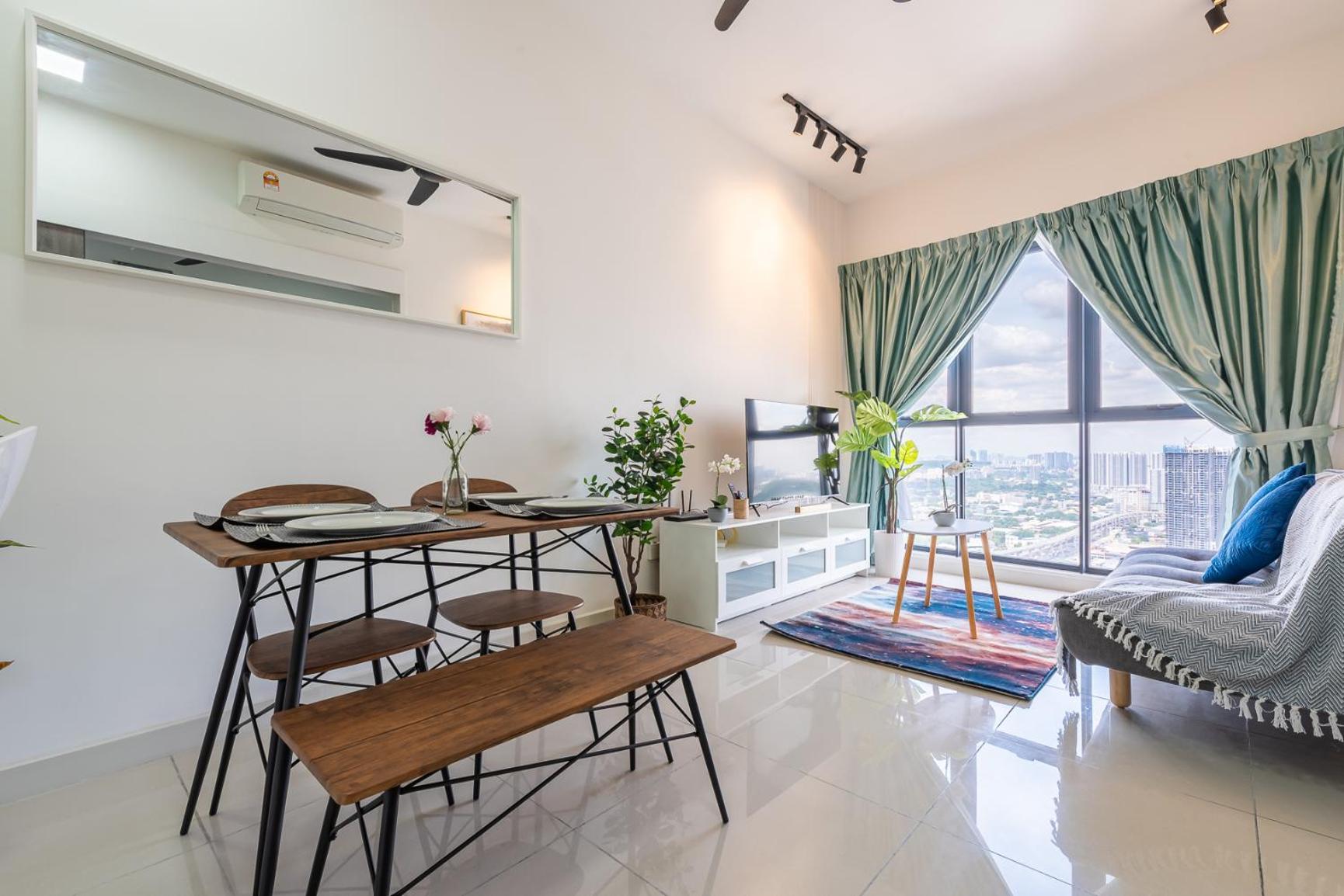Continew 1BR High TRX Mall King Bed 100Mbps Wi-Fi