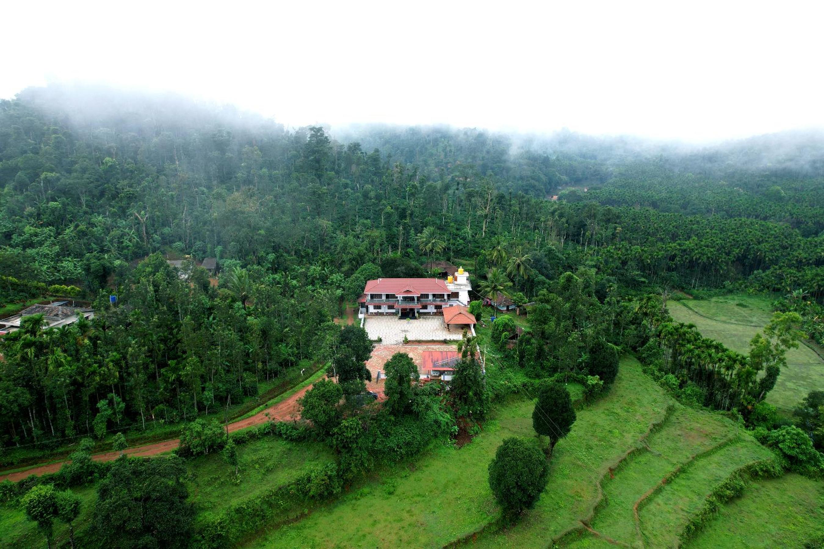 Kotibetta Homestay - Mountains View, River & Trek view 2