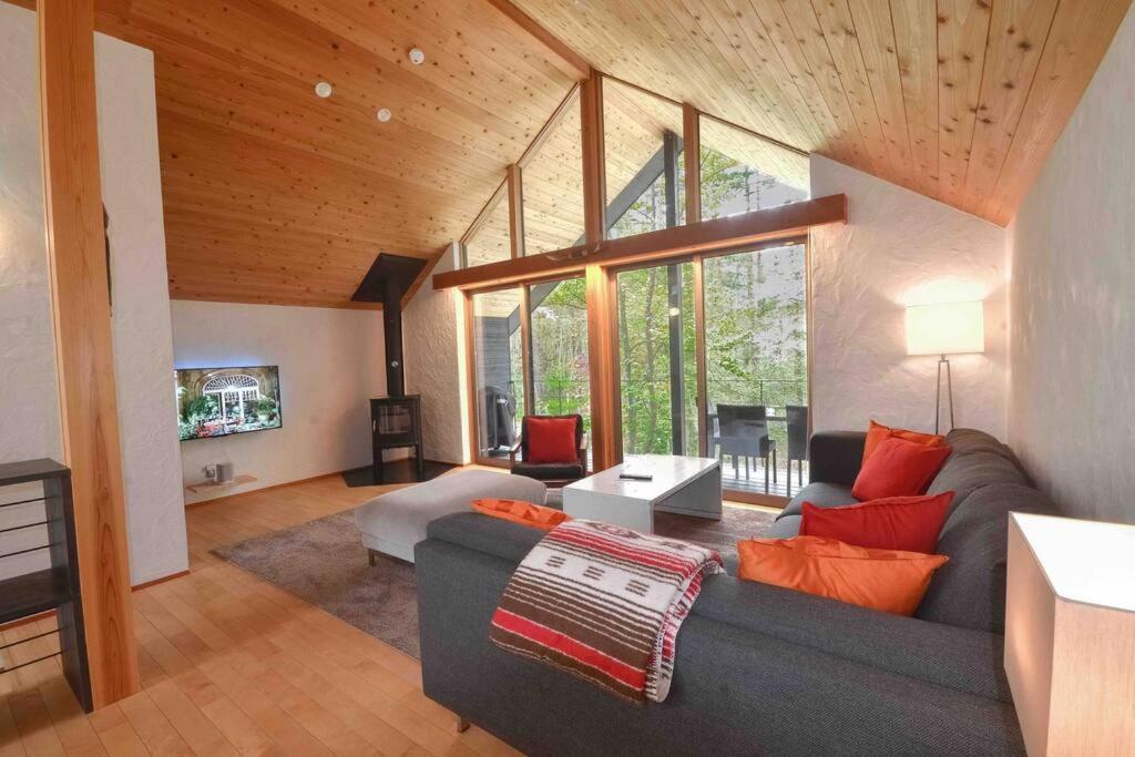 Muskoka House — Stunning architect-designed chalet view 4