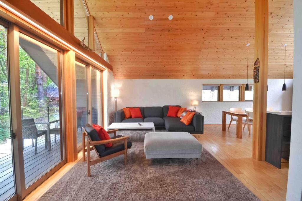 Muskoka House — Stunning architect-designed chalet view 5