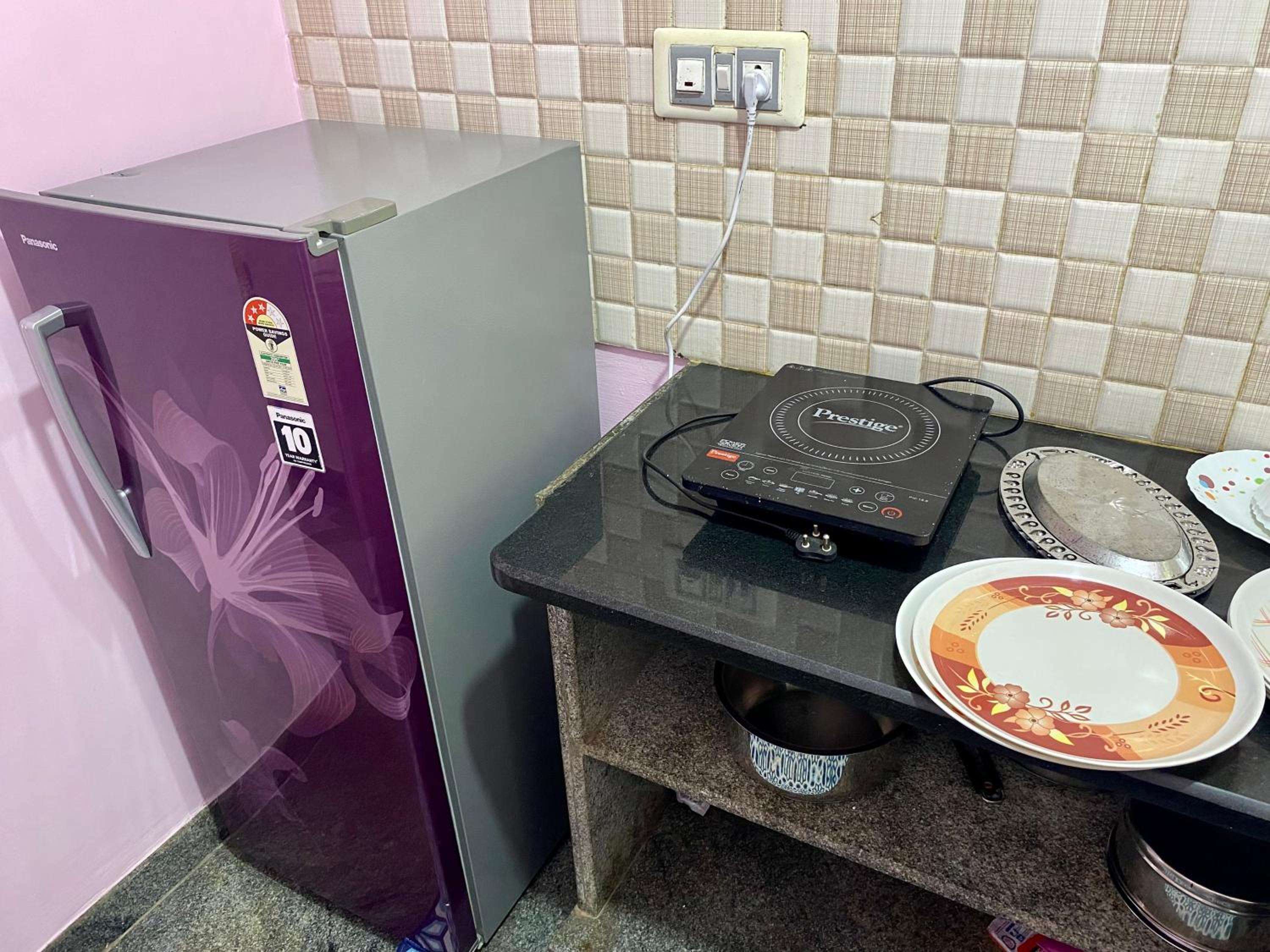 Spacious Queen Bed Suite 6km to Palace, Free Wi-Fi, Books, Toys, Smart TV view 5