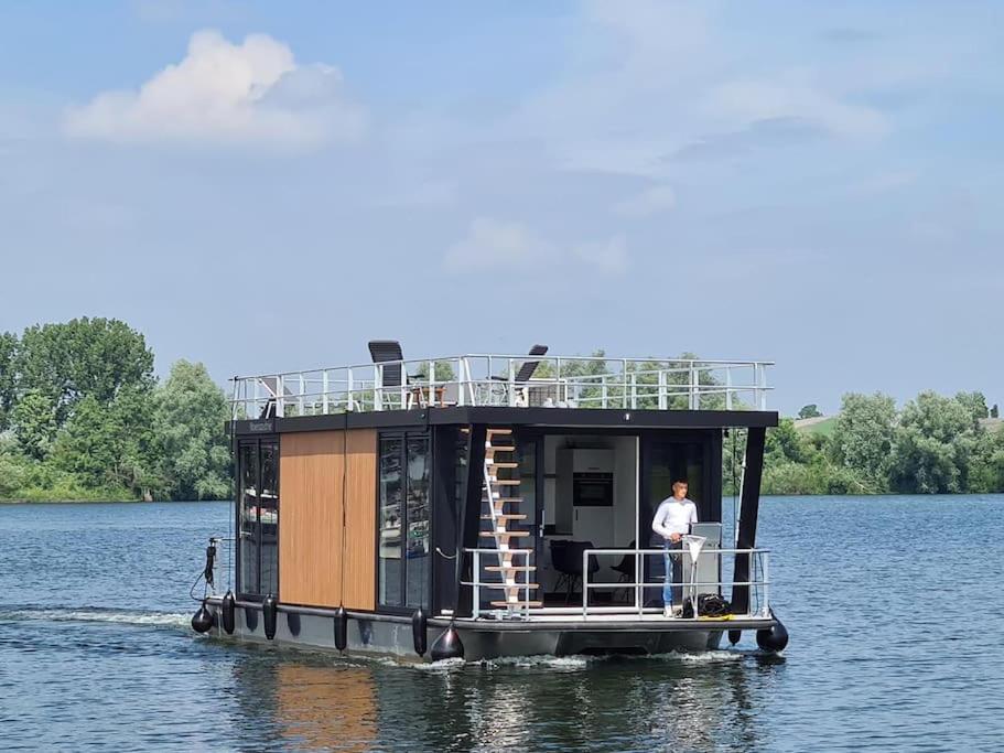 Tiny Houseboat Luxery