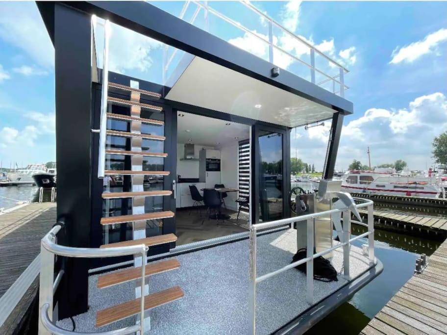 Tiny Houseboat Luxery