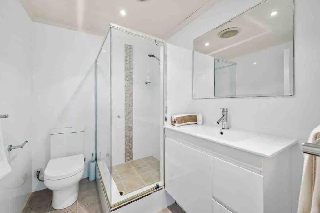 Beautiful, modern apartment seconds from beach