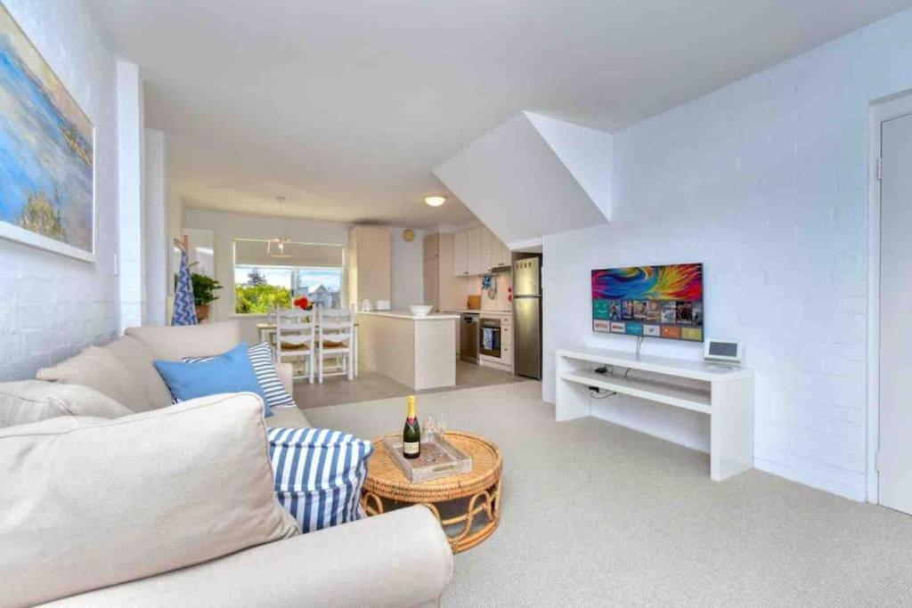 Beautiful, modern apartment seconds from beach