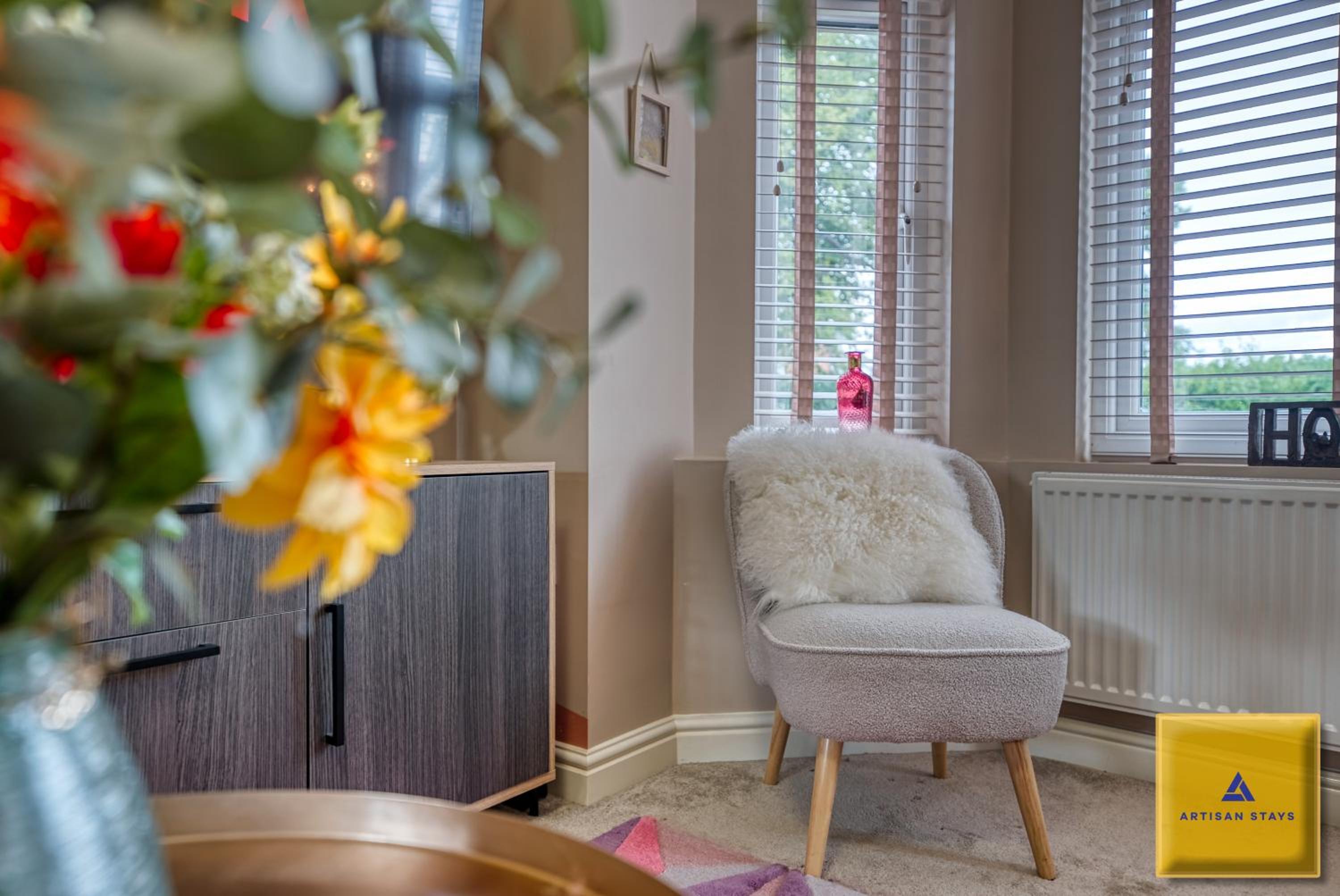 4 Bedroom, 6 Beds, 3 Bathrooms, Near NEC & Birmingham Airport, Business, Contractor and Family Friendly, Free Wi-Fi, Free Parking view 5