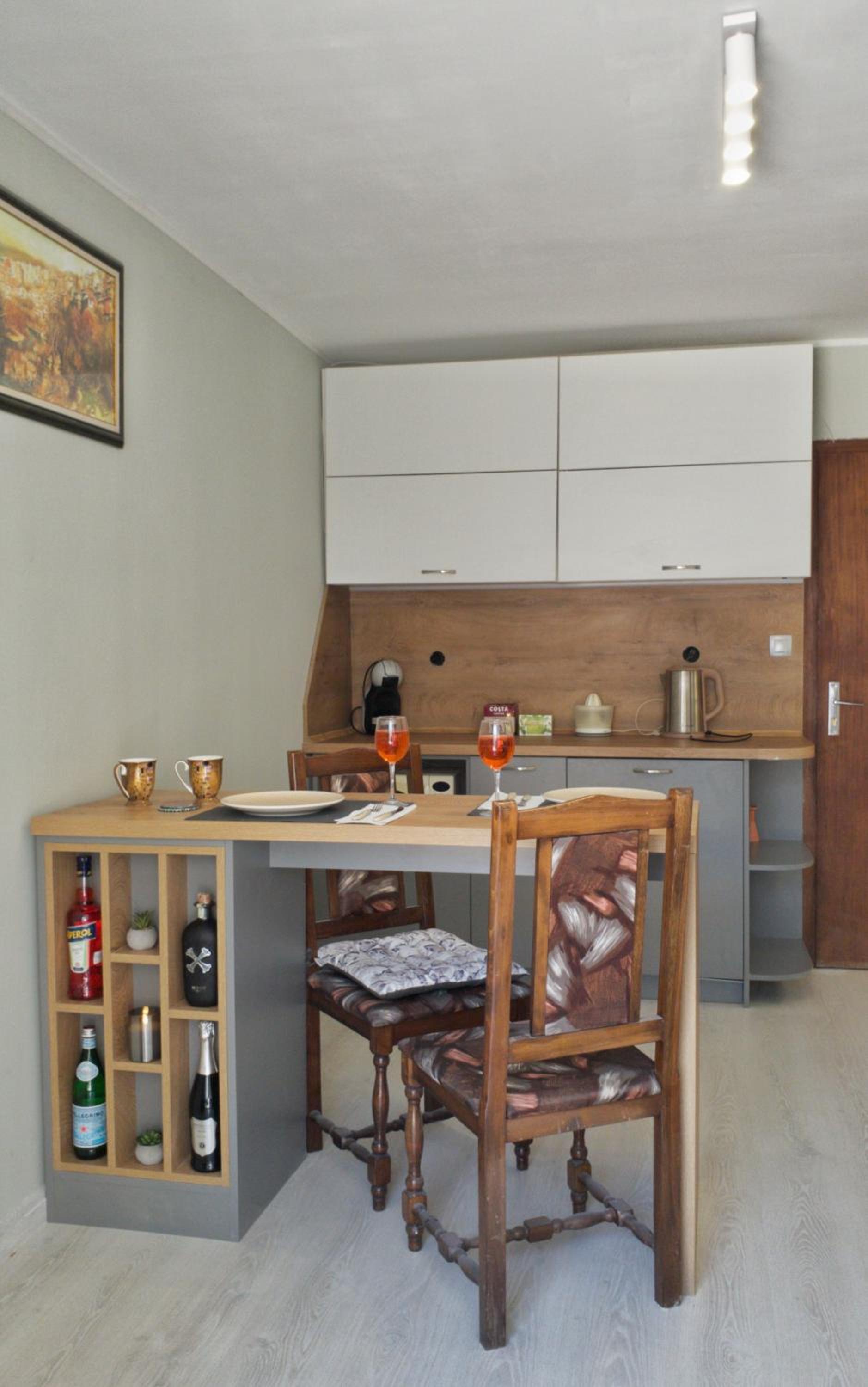 Cozy studio near the park with huge verandah Free parking