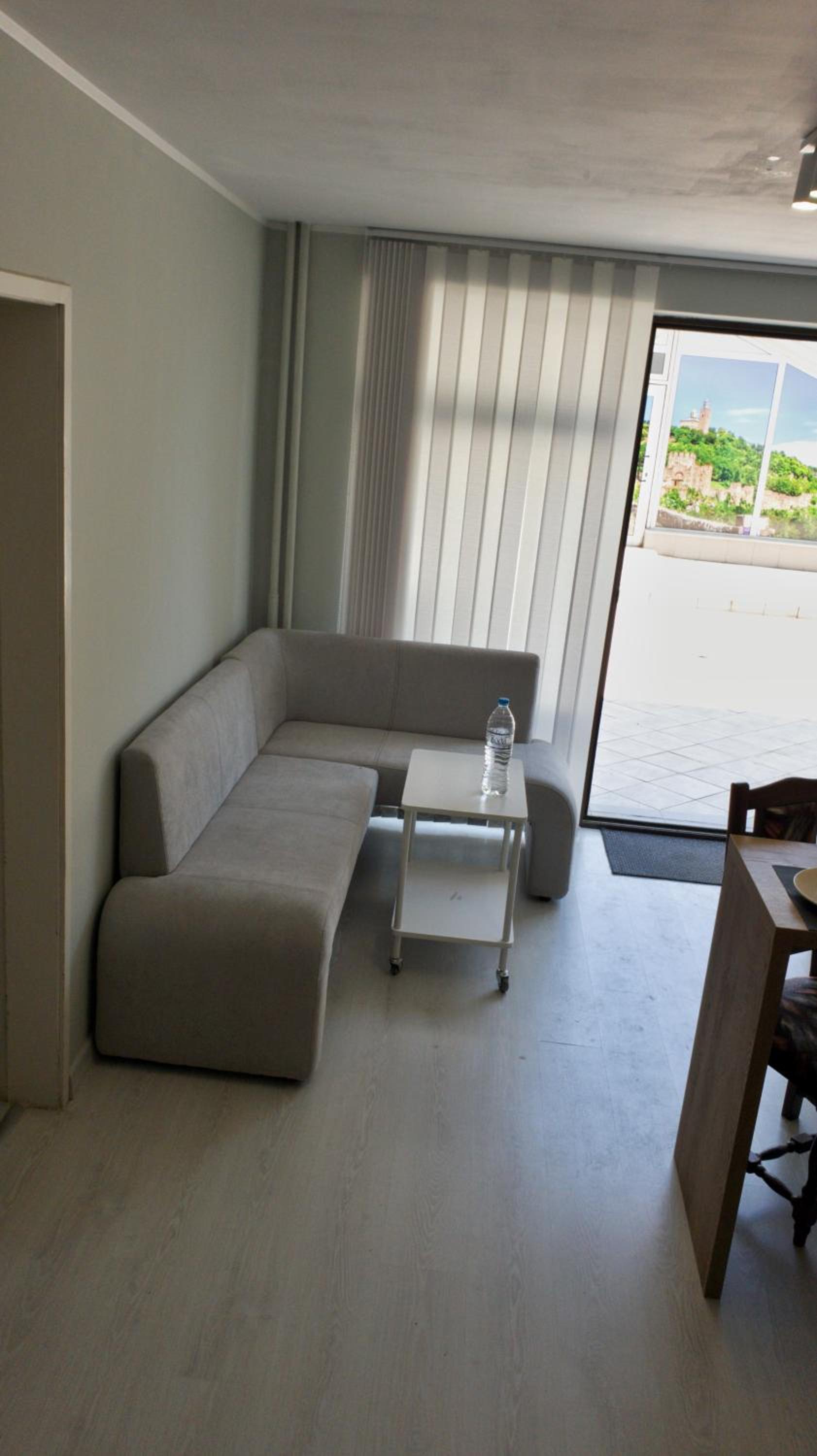 Cozy studio near the park with huge verandah Free parking