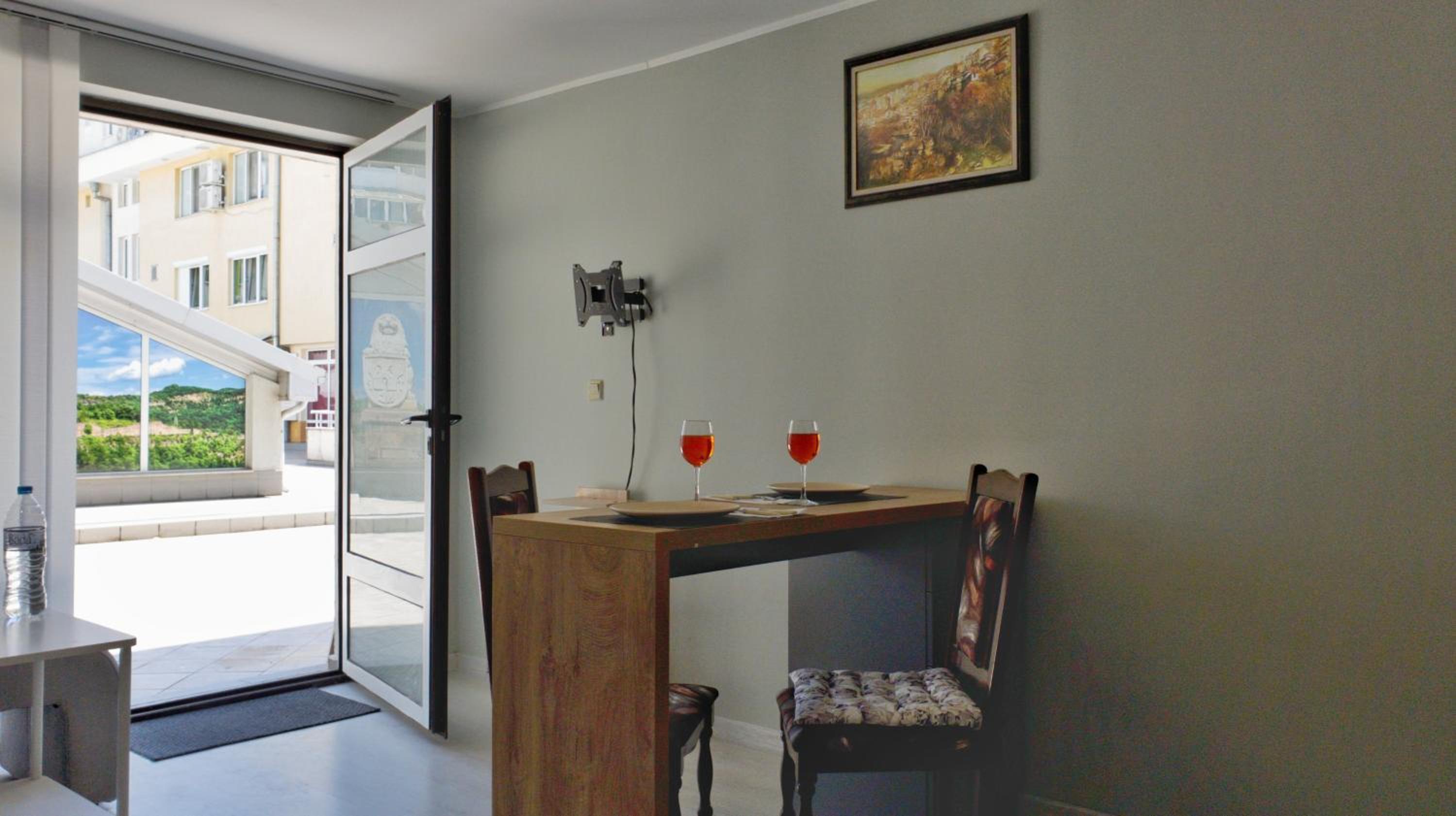 Cozy studio near the park with huge verandah Free parking