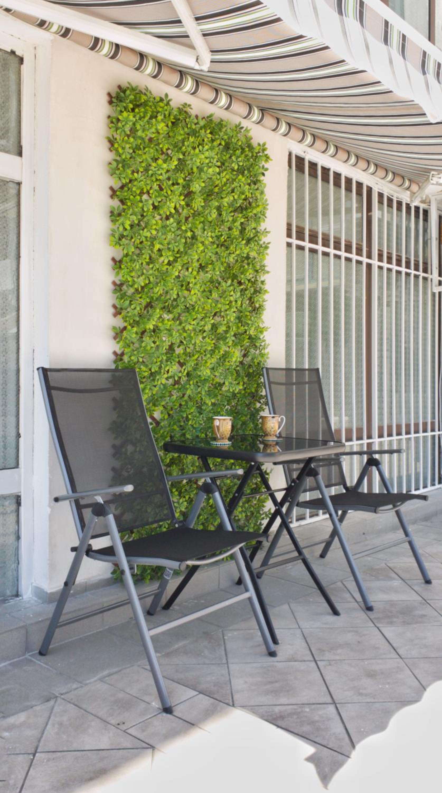 Cozy studio near the park with huge verandah Free parking