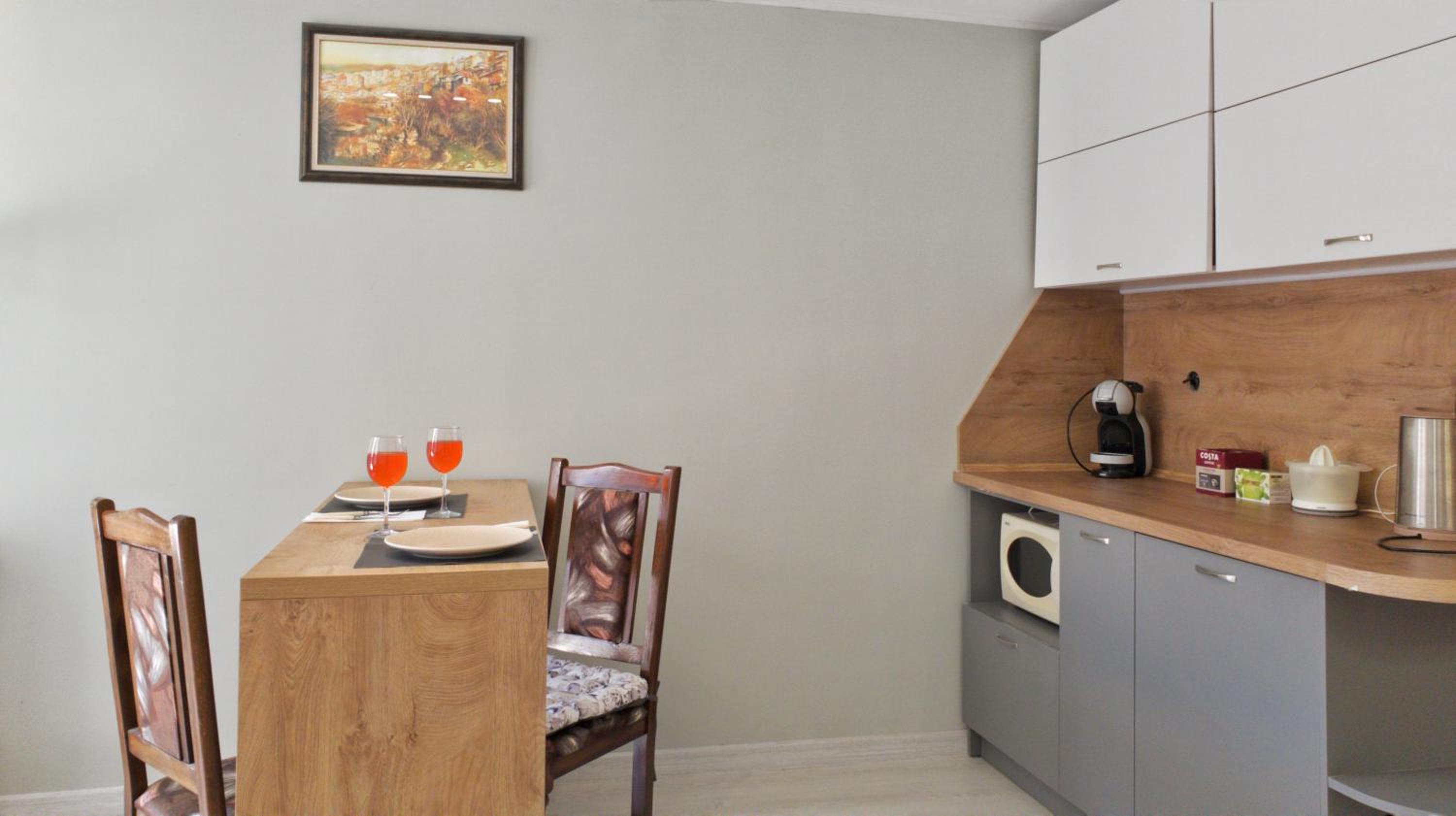 Cozy studio near the park with huge verandah Free parking
