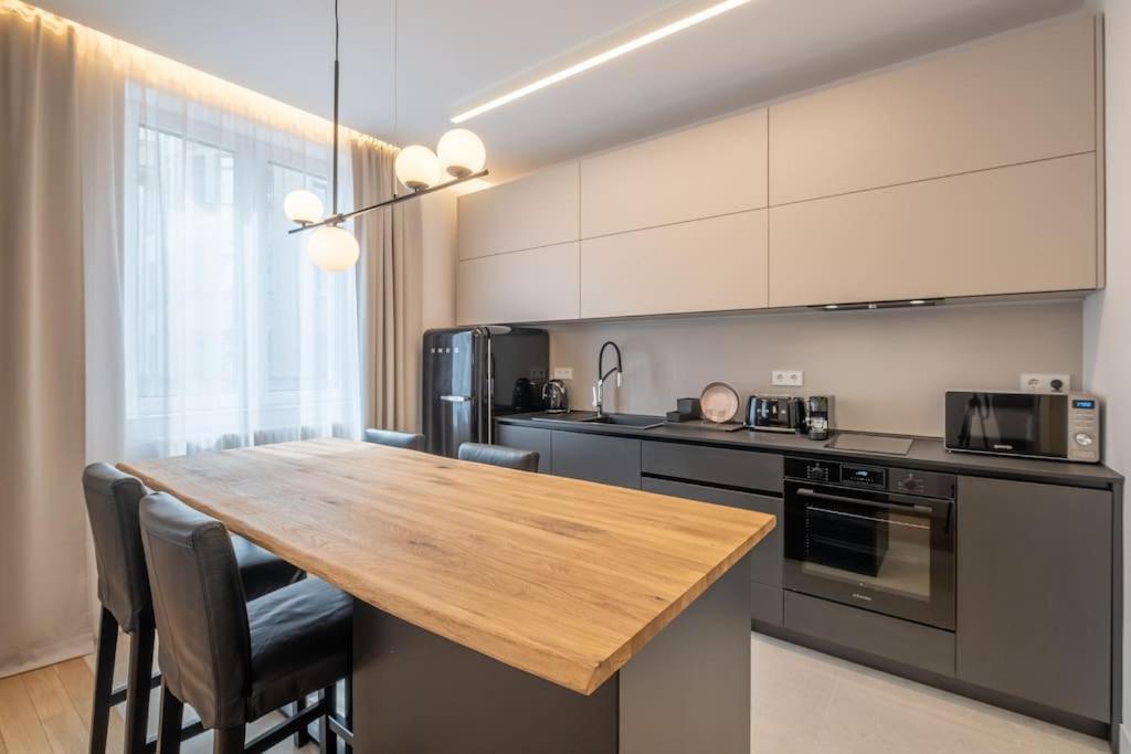 Top-Notch location, an Exceptionally Stylish flat